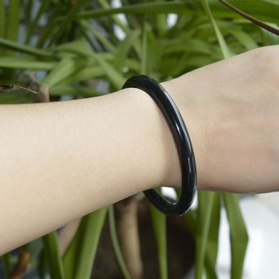 Polished Hetian Jade Nephrite Green Bangle Bracelet with Traditional Chinese Style Design (Полированный хетианский нефритовый нефритовый зеленый браслет с традиционным китайским дизайном)