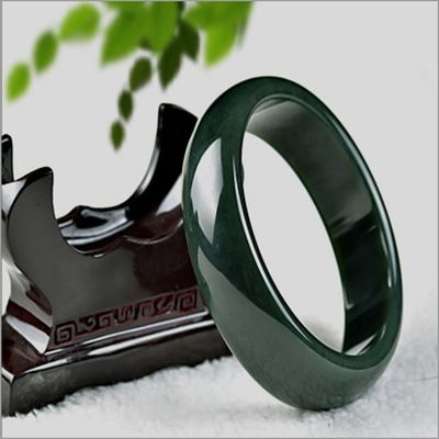 Polished Hetian Jade Nephrite Green Bangle Bracelet with Traditional Chinese Style Design (Полированный хетианский нефритовый нефритовый зеленый браслет с традиционным китайским дизайном)