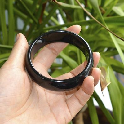 Polished Hetian Jade Nephrite Green Bangle Bracelet with Traditional Chinese Style Design (Полированный хетианский нефритовый нефритовый зеленый браслет с традиционным китайским дизайном)