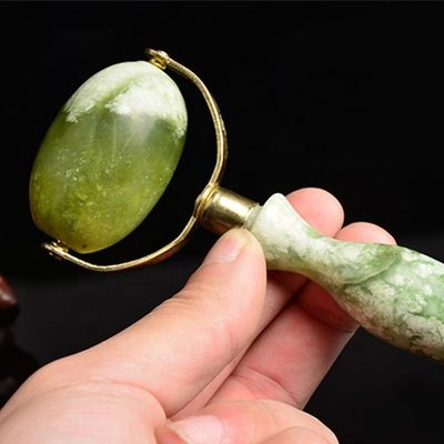 Зеленый Xiuyan Нефритовый ролик для лица Gua Sha Сварный металло-нефритовый массажный ролик для средств красоты Массажный массажник для лица
