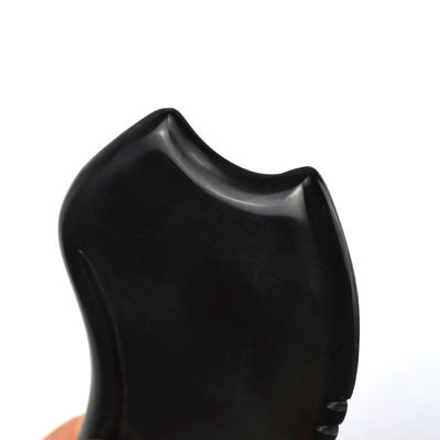 Доступный инструмент массажа Gua Sha с формой сердца из натурального черного бианского камня для расслабляющей медитации в спа-салоне