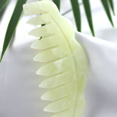 Естественный Xiuyan Jade Gua Sha скреббинг массажный гребень для терапии головы и средства для лечения кожи головы